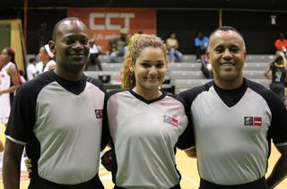 Rebeca Dávila (al Centro) / Foto por: FIBA Referee