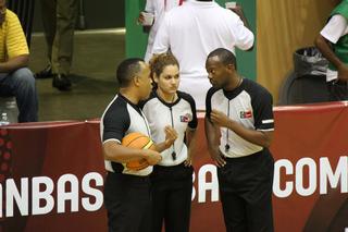 Rebeca Dávila (al Centro) / Foto por: FIBA Referee