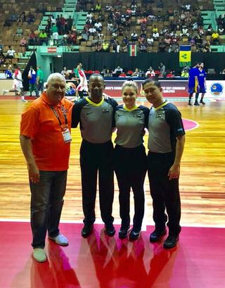 Alvín Boria junto al grupo arbitral de FIBA AmeriCup y Rebeca Dávila