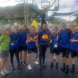 Grupo de árbitros de FIBA 3X3 Panamaerican Juniors Games 2021: Angel Rano Martínez (al centro) Sonia Maldonado (derecha)