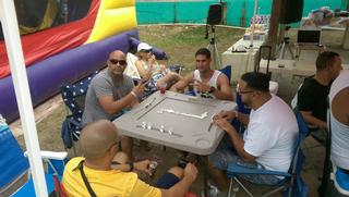 Arbitros jugando en la mesa de Dominó / Foto por: Verano pasadia familiar 2015