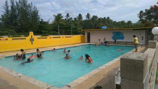 Miembros AABPR y familiars disfrutando de la piscina