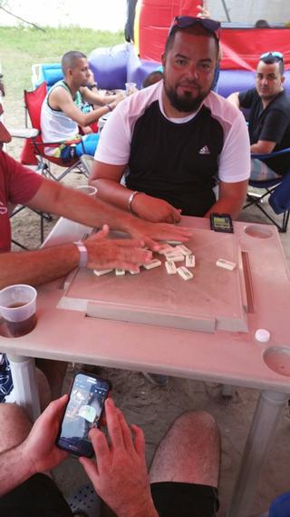 Edgardo Flores, jugando dominó