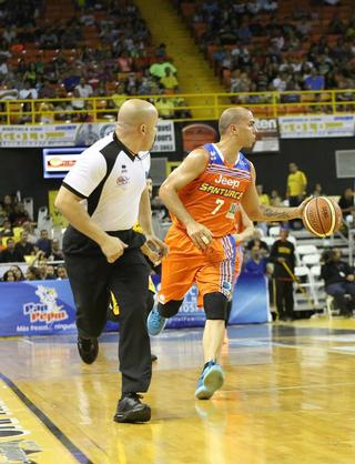 Jesed Diaz (con el balón, Carlos Arroyo)