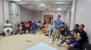 Edwin Quiles junto a la matricula de la AABPR