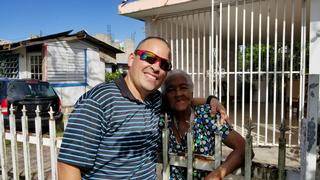 Ernesto Fernández compartiendo con una Anciana en la Comunidad Villa Batata