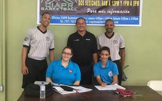 Benjamín Robles, Presidente de la Comisión Técnica Edmundo “Mundi” Baez, Alejandro Rosario, junto a las jovenes oficiales de mesas. / Foto por: FBPUR