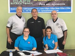 Los veteranos árbitros Nestor Ruiz, Presidente de la Comisión Técnica Edmundo “Mundi” Baez, Carlos Corsino, junto a las jovenes oficiales de mesas. / Foto por: FBPUR
