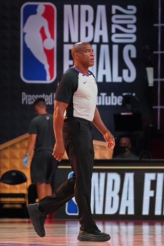 Tony Brown trabajó en el Juego 4 de las Finales de la NBA 2020 entre el Heat y los Lakers. / Foto por: JESSE D. GARRABRANT / NBAE VIA GETTY IMAGES