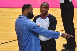 LeBron James habla con el árbitro Tony Brown durante un tiempo muerto en la primera mitad del juego entre Los Angeles Lakers y Miami Heat en el American Airlines Arena el 8 de abril de 2021 en Miami.  / Foto por: Eric Espada / Getty Images