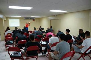 Sr. Rosendo Rodríguez en conferencia con el grupo AABPR Capítulo Guayama