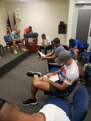 Varios miembros tomando el examen de la regla FIBA