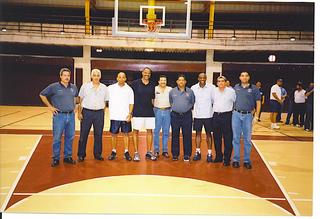 Izq. Juan Vazquez, Pedro Arroyo, NBA Refree, Anthony Jordan, Carlos Villanueva, Carlos Figueroa, Tony Brown, John Rodríguez y Raúl Ramos