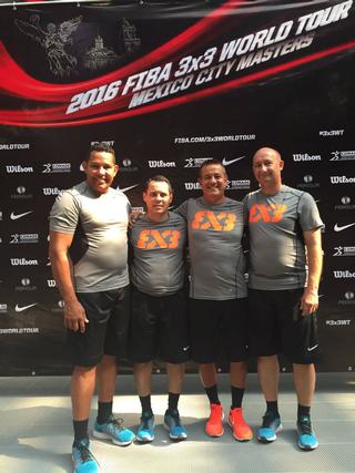 Prof. Angel Rano Martínez y los compañeros árbitros del FIBA 3X3 World Tour, Ciudad de México.